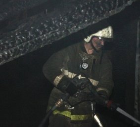 При тушении пожара в Колпашево спасатели обнаружили сильно обгоревший труп человека