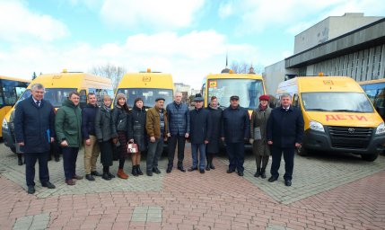 Чажемтовская школа получила новый автобус