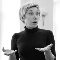 Елена Воробей поделилась эмоциями перед выходом на сцену ЦДКЖ в новой детективной комедии