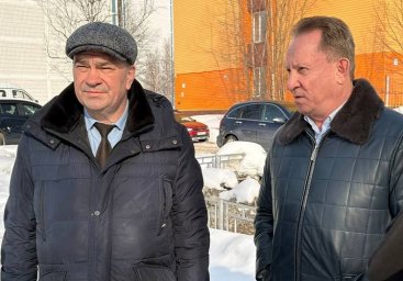 В Нижневартовске ищут выход из парковочного тупика у больницы В Нижневартовске ищут выход из парковочного тупика у больницы